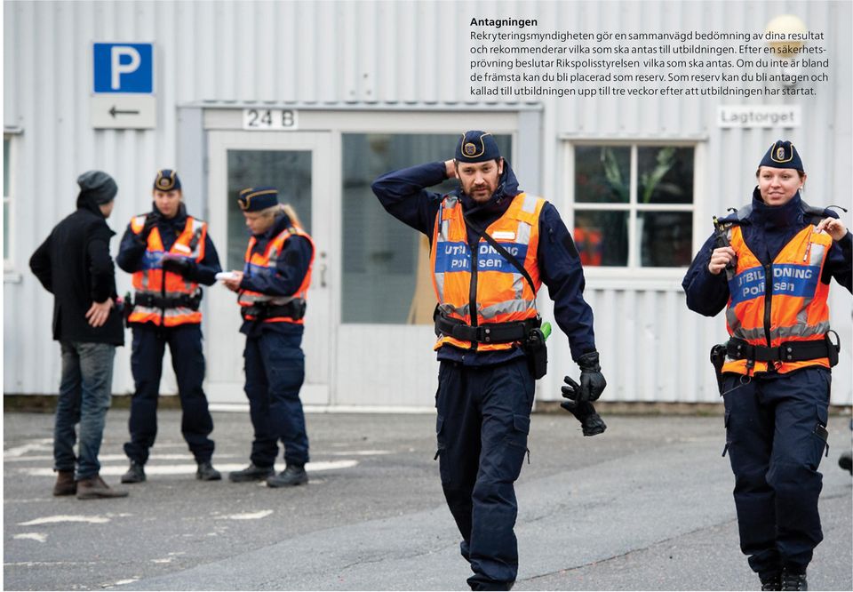 Efter en säkerhetsprövning beslutar Rikspolisstyrelsen vilka som ska antas.