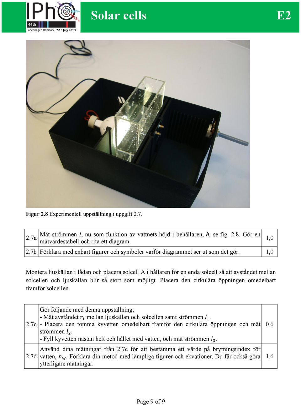 Placera den cirkulära öppningen omedelbart framför solcellen. 2.7c 2.7d Gör följande med denna uppställning: - Mät avståndet r! mellan ljuskällan och solcellen samt strömmen I!