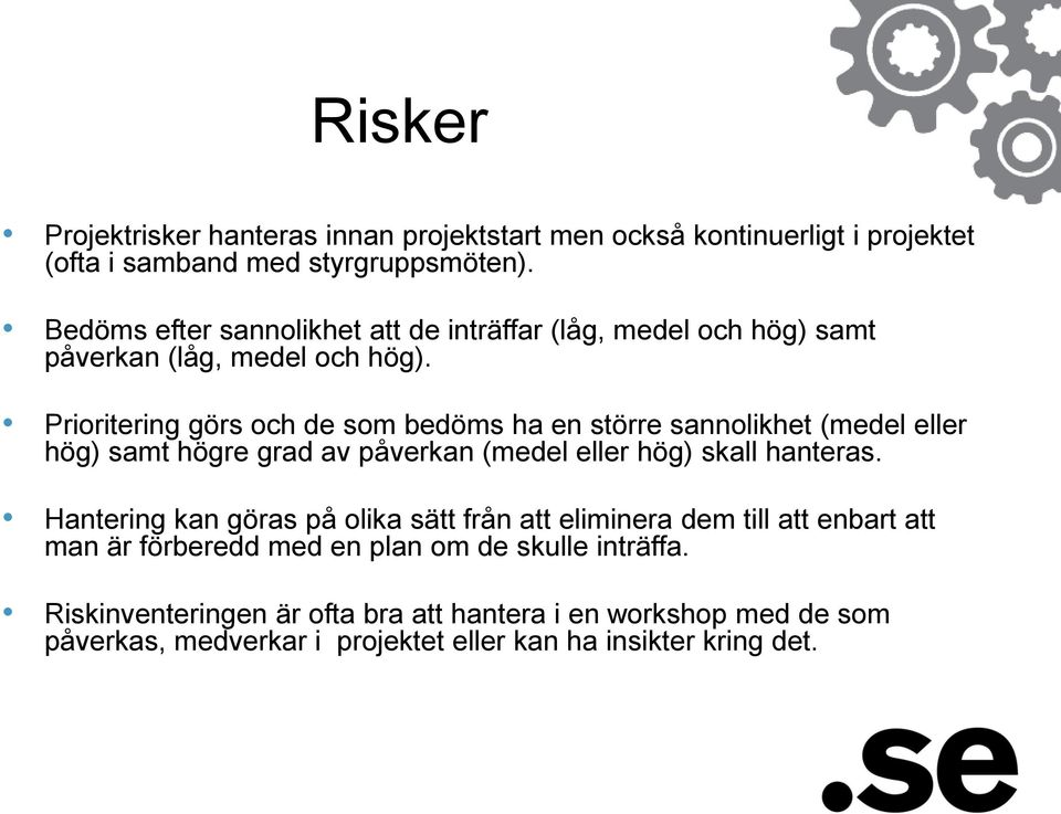 Prioritering görs och de som bedöms ha en större sannolikhet (medel eller hög) samt högre grad av påverkan (medel eller hög) skall hanteras.
