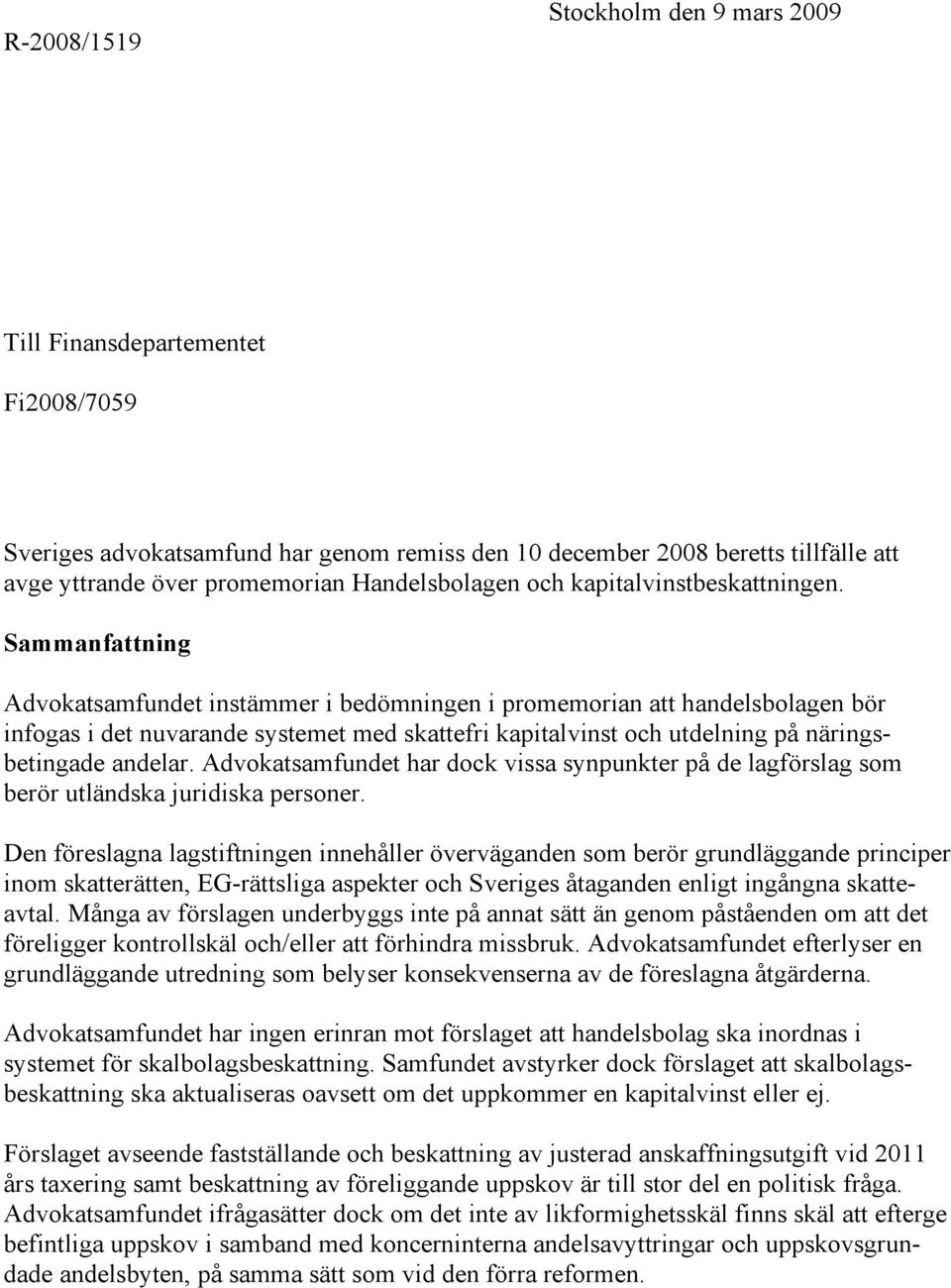 Sammanfattning Advokatsamfundet instämmer i bedömningen i promemorian att handelsbolagen bör infogas i det nuvarande systemet med skattefri kapitalvinst och utdelning på näringsbetingade andelar.