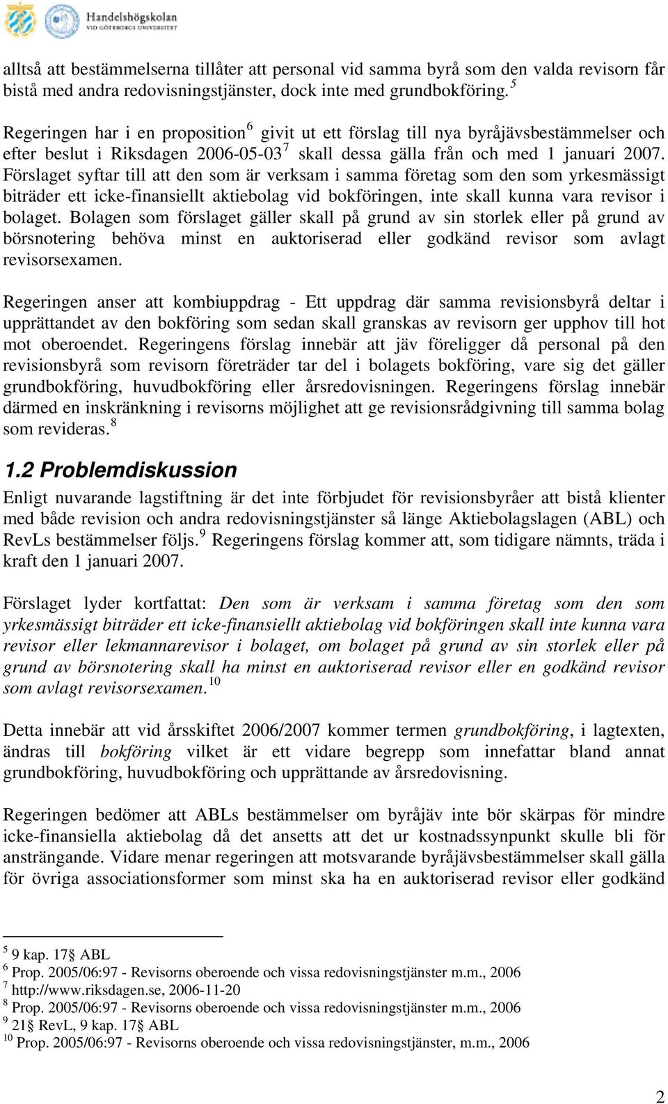 Förslaget syftar till att den som är verksam i samma företag som den som yrkesmässigt biträder ett icke-finansiellt aktiebolag vid bokföringen, inte skall kunna vara revisor i bolaget.