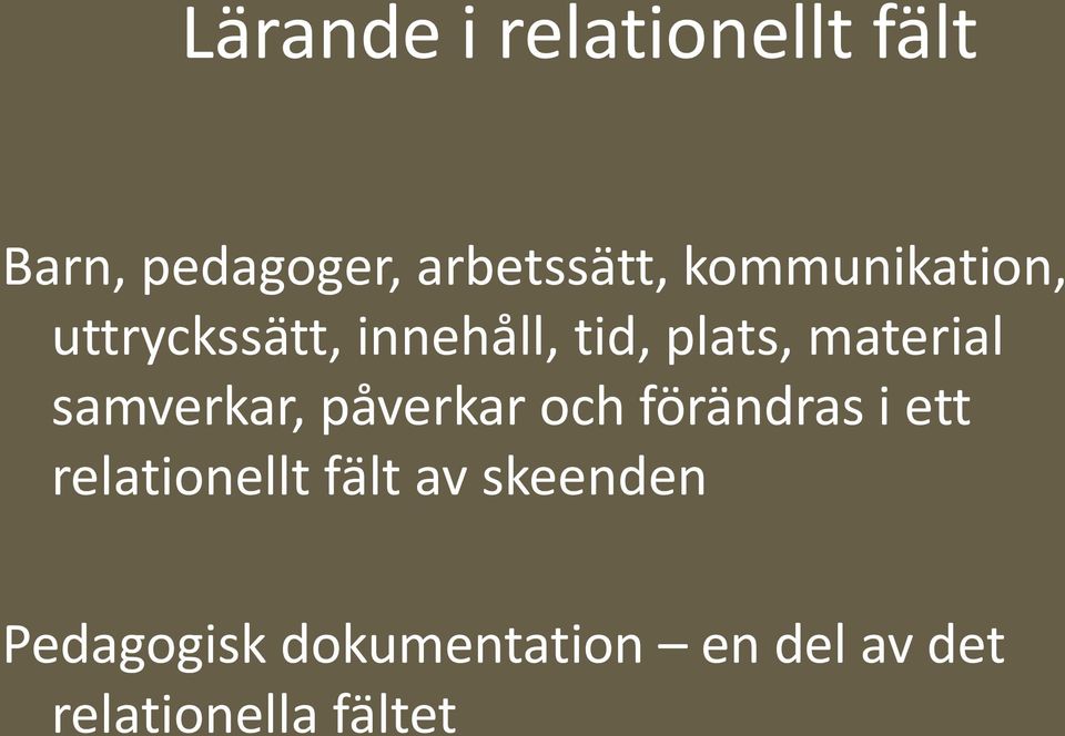 samverkar, påverkar och förändras i ett relationellt fält av