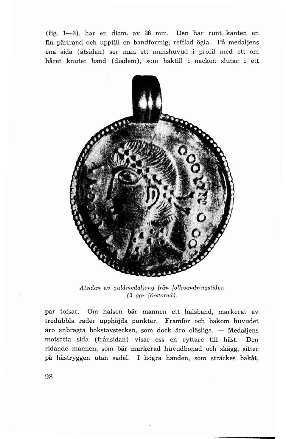 folkvandringstiden (3 ggr förstorad). par tofsar. Om halsen bär mannen ett halsband, markerat av tredubbla rader upphöjda punkter.
