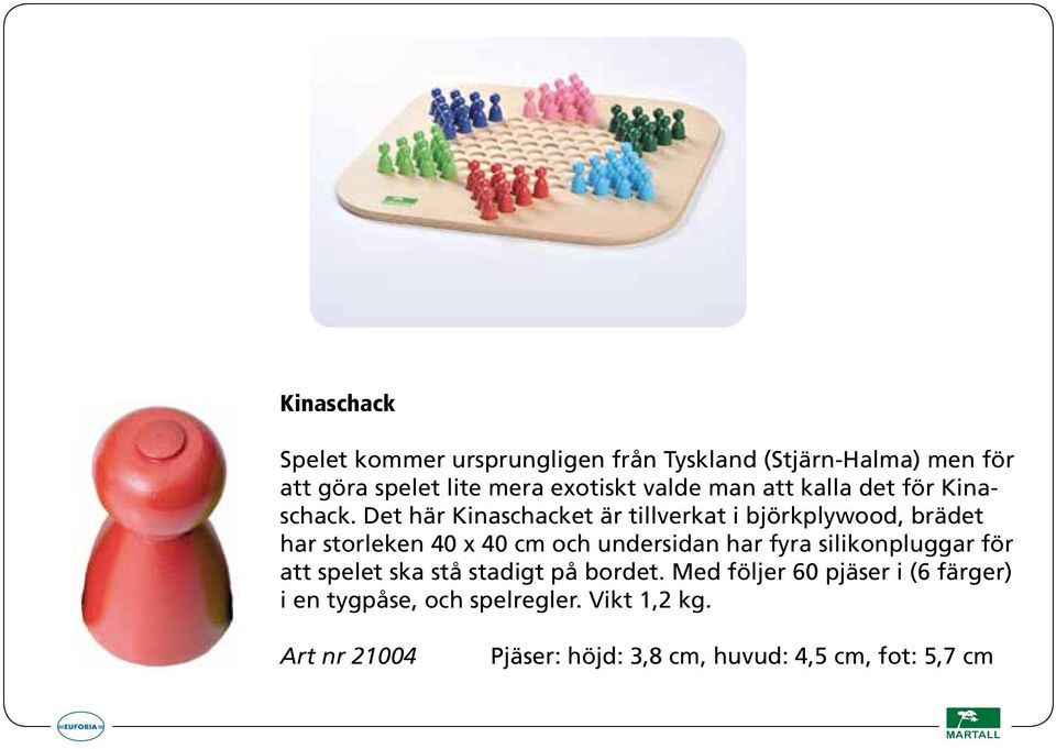 Det här Kinaschacket är tillverkat i björkplywood, brädet har storleken 40 x 40 cm och undersidan har fyra