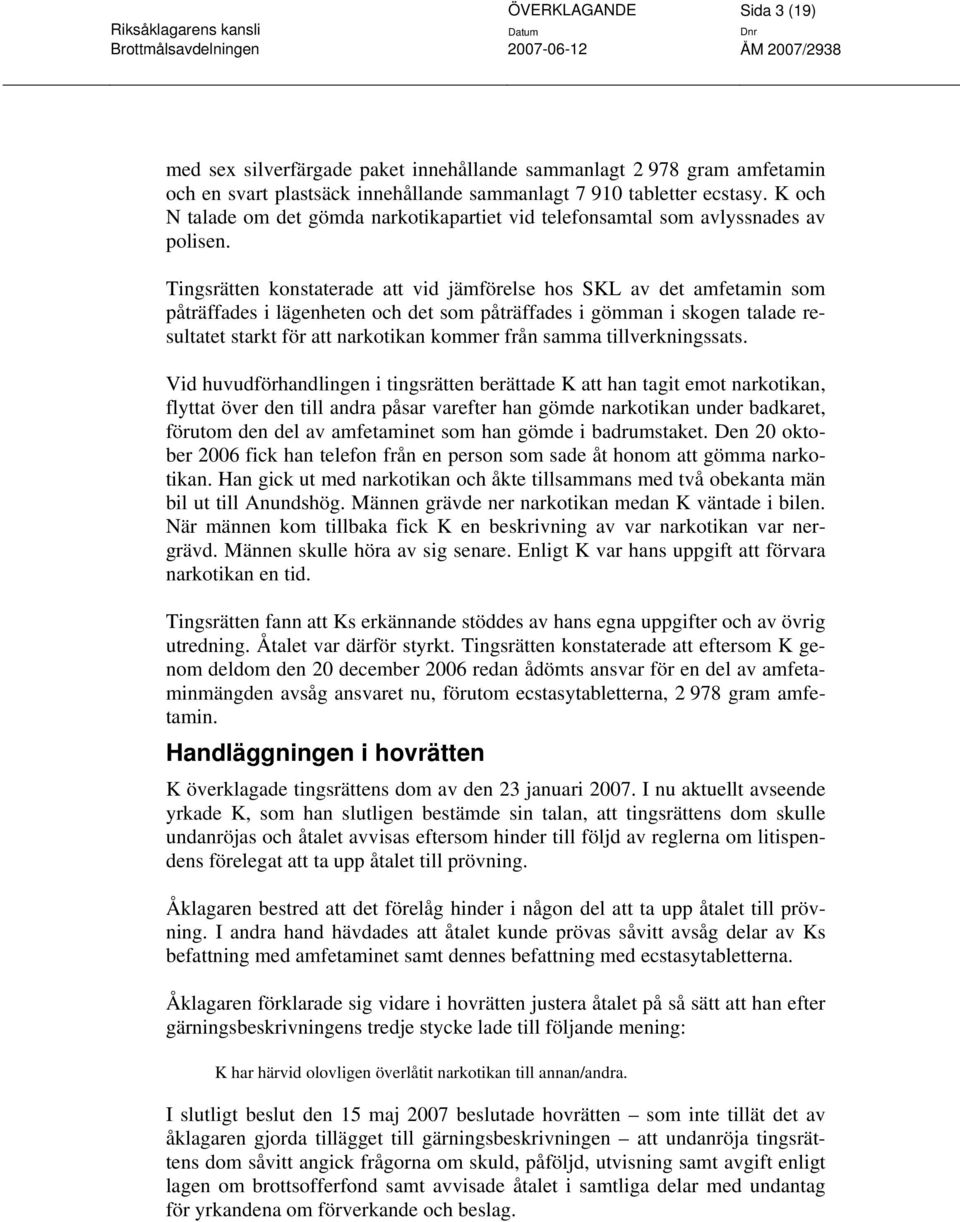 Tingsrätten konstaterade att vid jämförelse hos SKL av det amfetamin som påträffades i lägenheten och det som påträffades i gömman i skogen talade resultatet starkt för att narkotikan kommer från