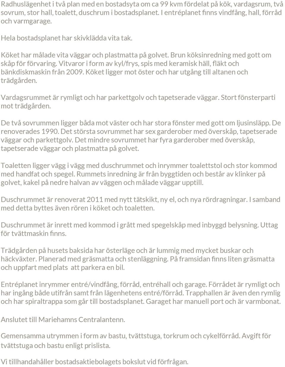 Brun köksinredning med gott om skåp för förvaring. Vitvaror i form av kyl/frys, spis med keramisk häll, fläkt och bänkdiskmaskin från 2009.