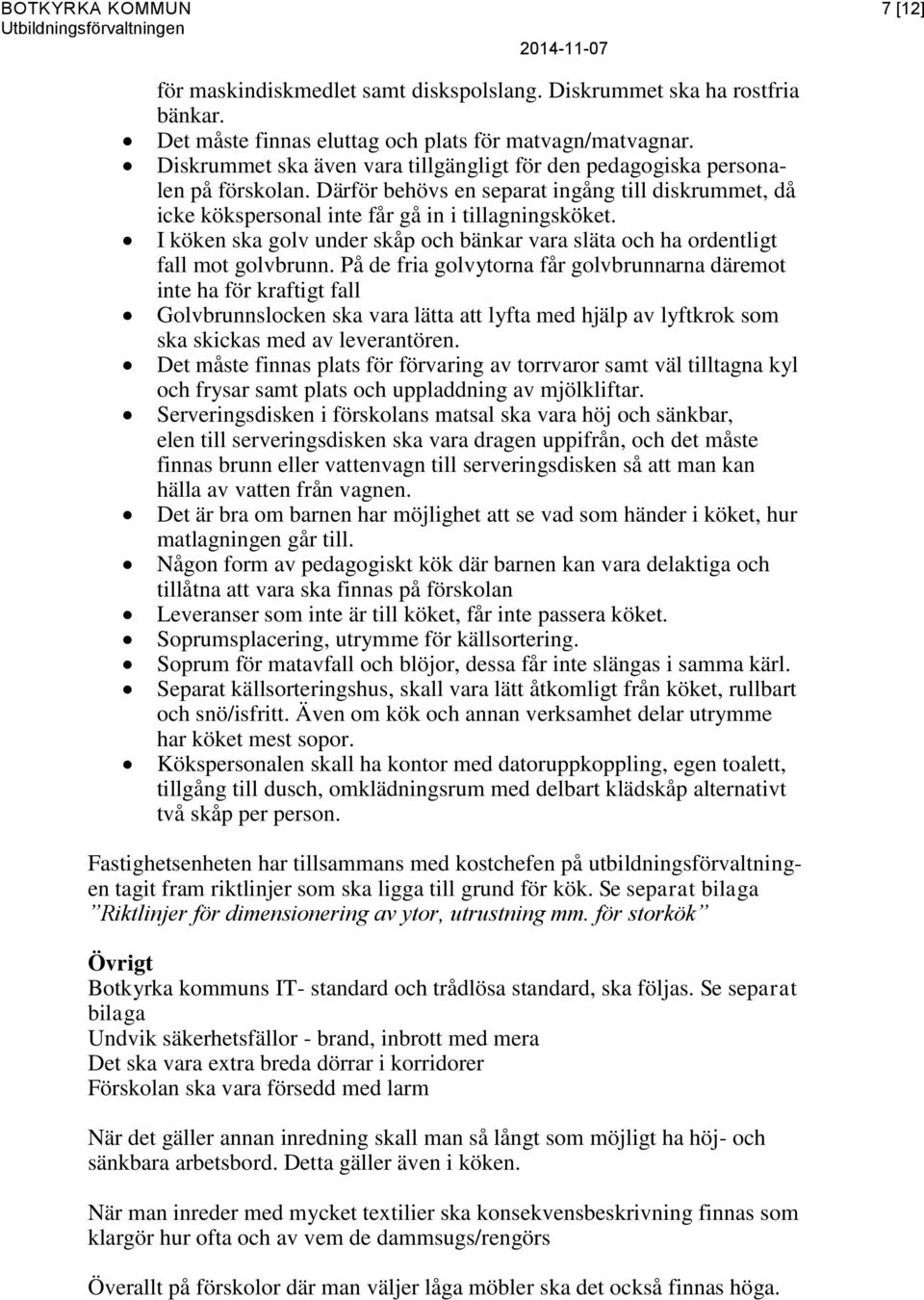 I köken ska golv under skåp och bänkar vara släta och ha ordentligt fall mot golvbrunn.