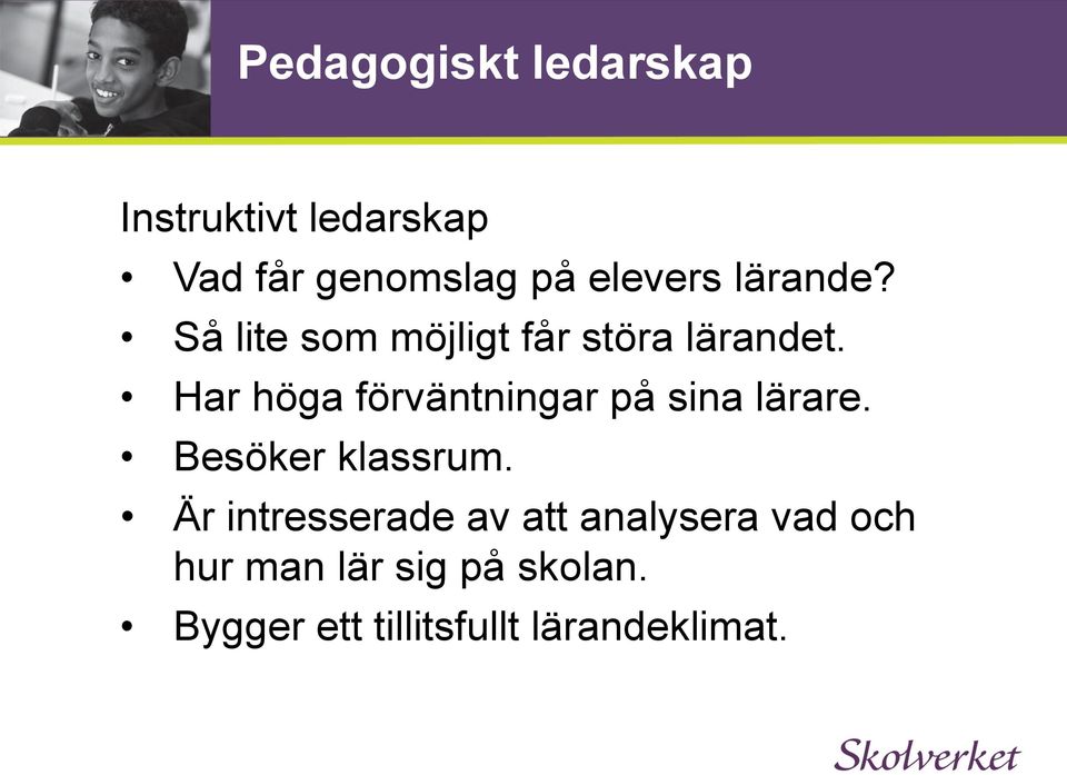 Har höga förväntningar på sina lärare. Besöker klassrum.