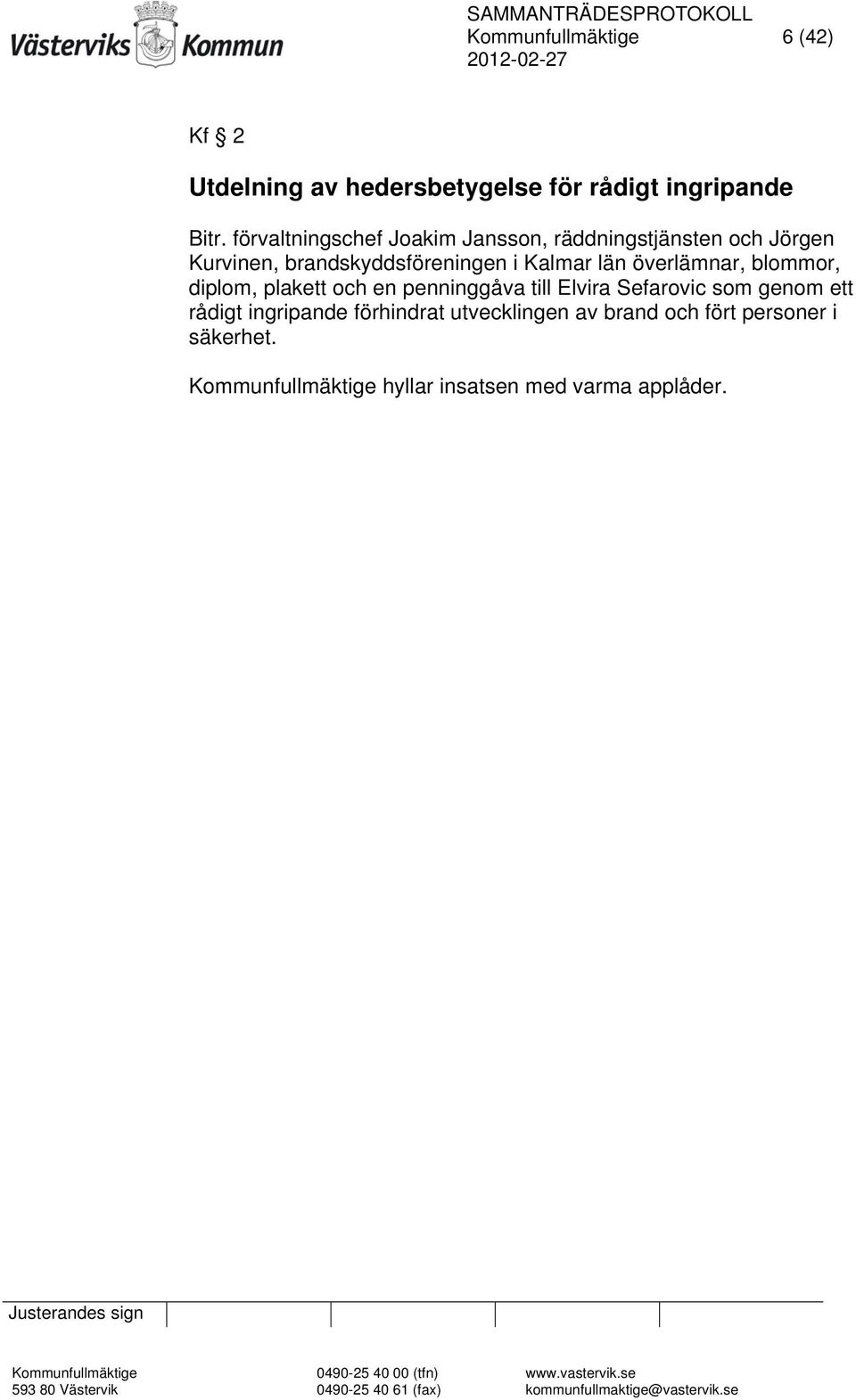 län överlämnar, blommor, diplom, plakett och en penninggåva till Elvira Sefarovic som genom ett rådigt