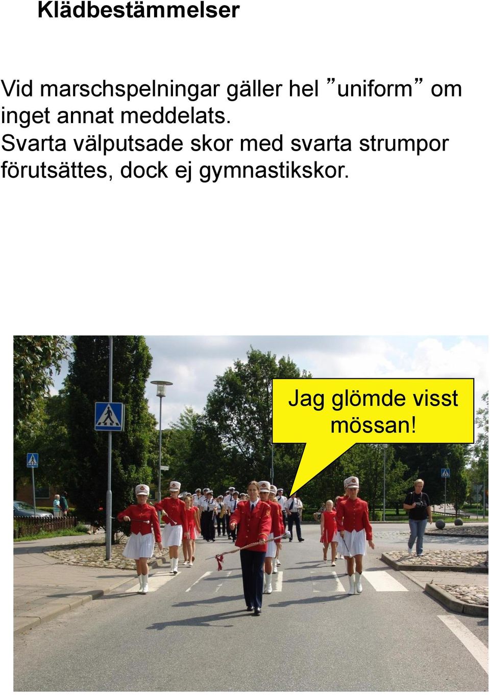Svarta välputsade skor med svarta strumpor