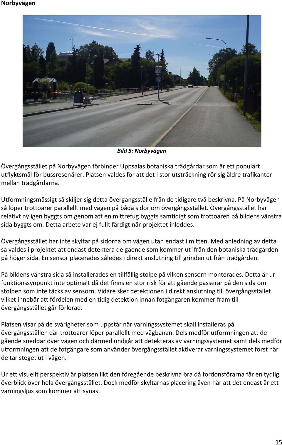 På Norbyvägen så löper trottoarer parallellt med vägen på båda sidor om övergångsstället.