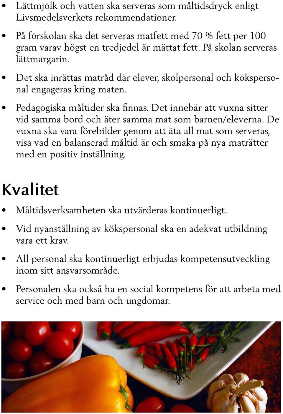 Det innebär att vuxna sitter vid samma bord och äter samma mat som barnen/eleverna.