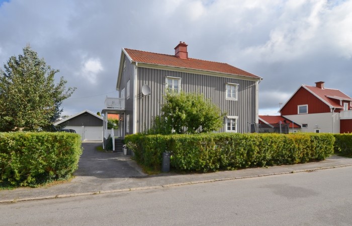 stor insynsskyddad trädgård med dubbelgarage.