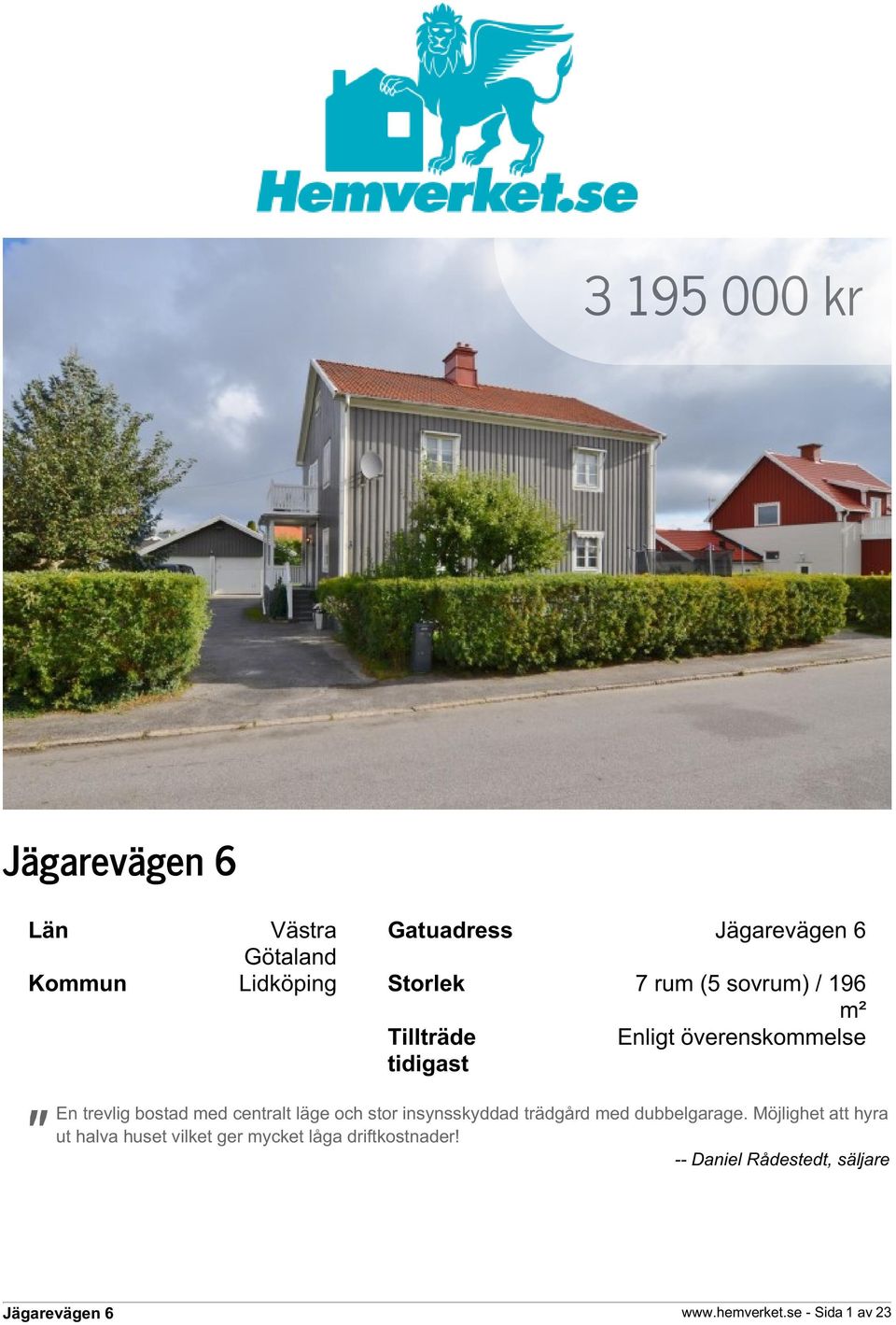 stor insynsskyddad trädgård med dubbelgarage.