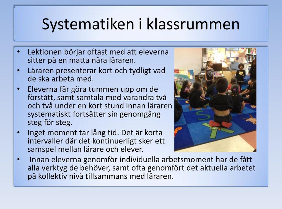 Eleverna får göra tummen upp om de förstått, samt samtala med varandra två och två under en kort stund innan läraren systematiskt fortsätter sin genomgång