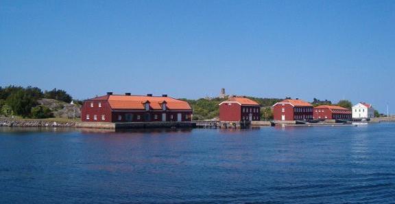 Busstransfer Kryssning med fika Lunch Musikunderhållning Guidad tur på Känsö Skärgårdskryssning till karantänstationen på Känsö Kryssningen startar från Maritiman ut mot karantänstationen på Känsö.