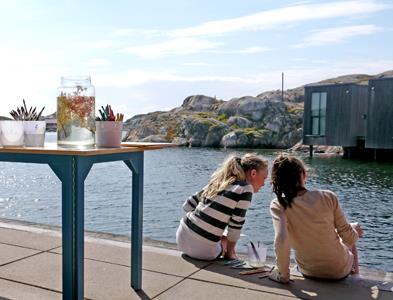 Busstransfer Kryssning med fika Guidning Musikunderhållning Museum x2 Lunch Konstkryssning med Nordiska akvarellmuseet & Pilane Vi reser med buss från Göteborg till Rönnängs brygga, där ni serveras
