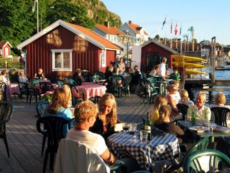 Busstransfer Kryssning med fika Lunch Guidning Musikunderhållning Smögen & Fjällbacka samt Sotenkanalen Bussen tar er till Smögen där vårt anrika fartyg väntar på att ta er på en tur ut i den