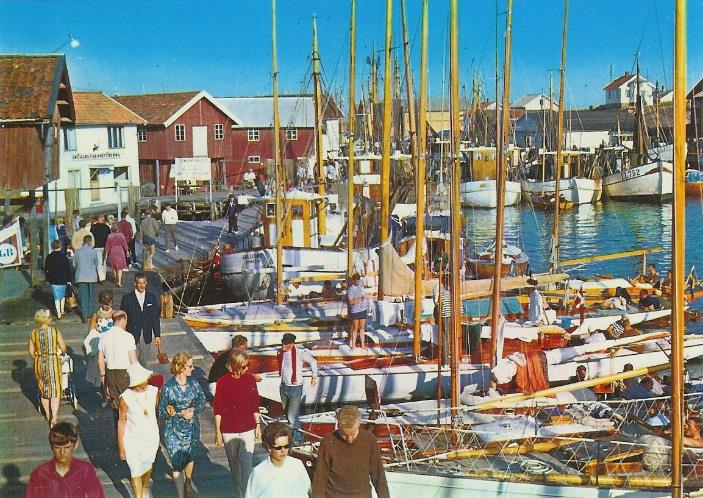 Busstransfer Kryssning med fika Guidning ombord Avgångar varje helg under sommaren Dags- eller tvådagarskryssning i Bohuslän Tanumstrand-Smögen-Lysekil Lysekil-Gullholmen-Mollösund Den här