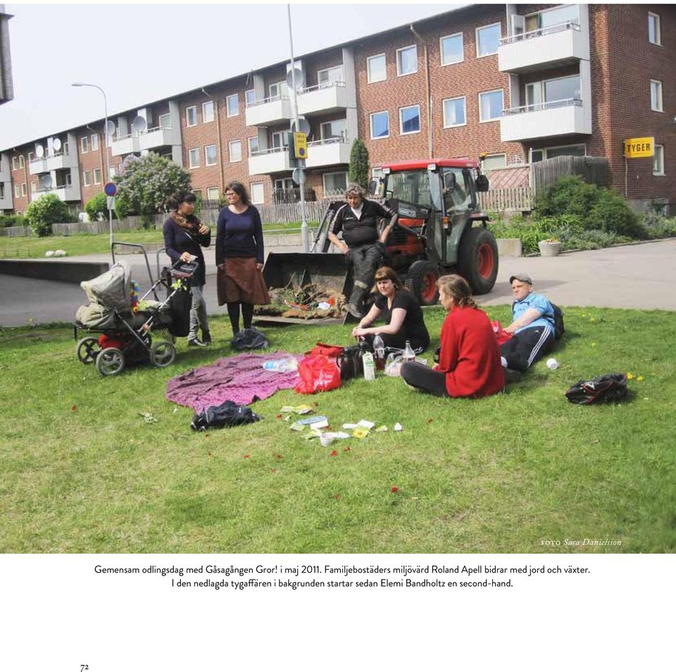 Familjebostäders miljövärd Roland Apell bidrar med jord