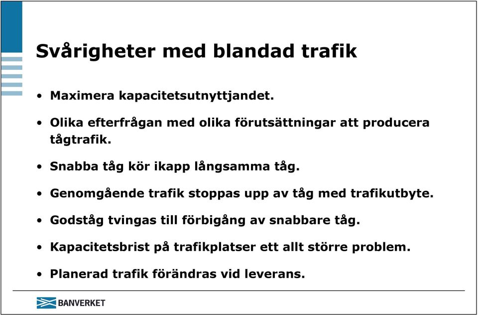 Snabba tåg kör ikapp långsamma tåg. Genomgående trafik stoppas upp av tåg med trafikutbyte.