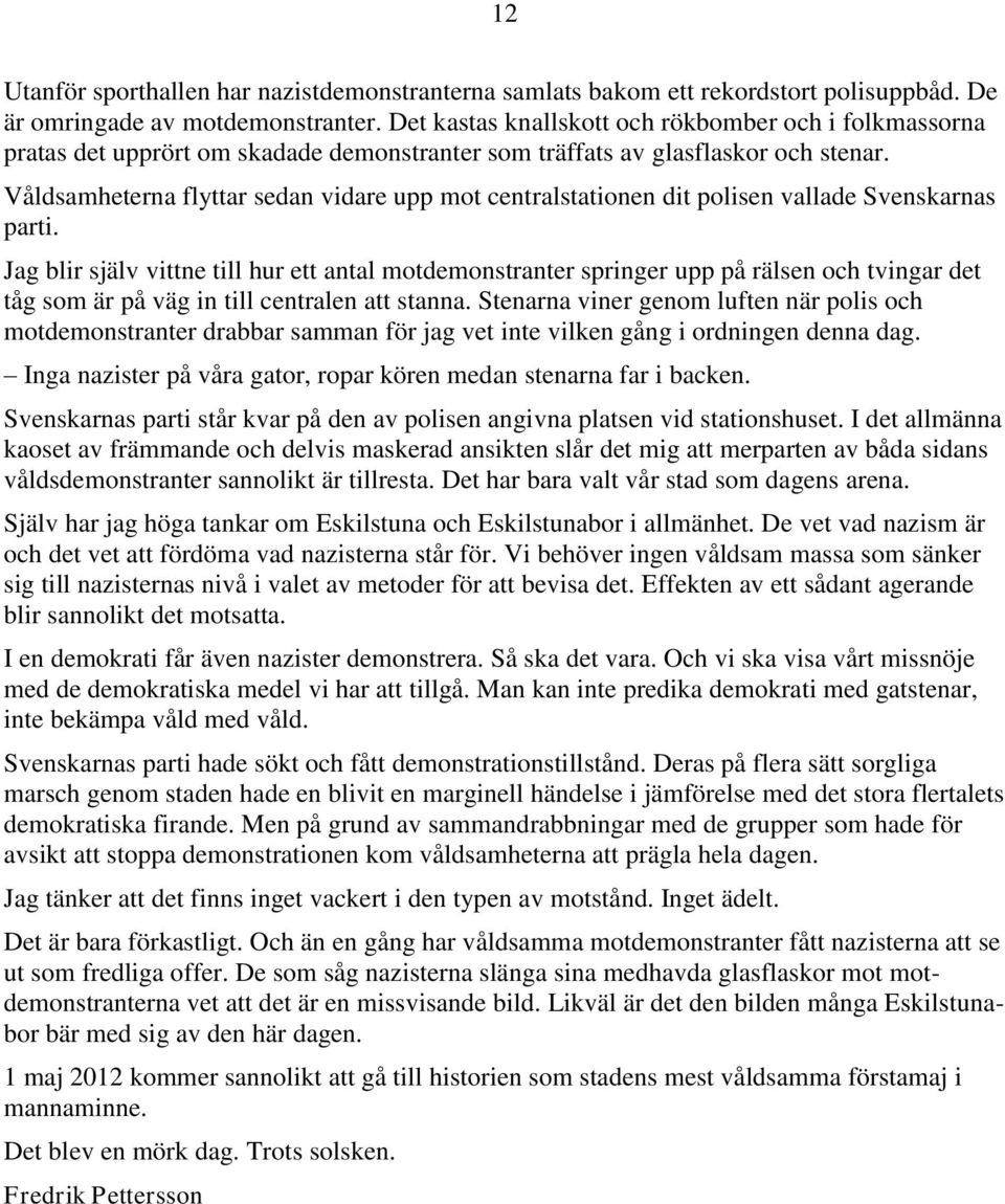Våldsamheterna flyttar sedan vidare upp mot centralstationen dit polisen vallade Svenskarnas parti.