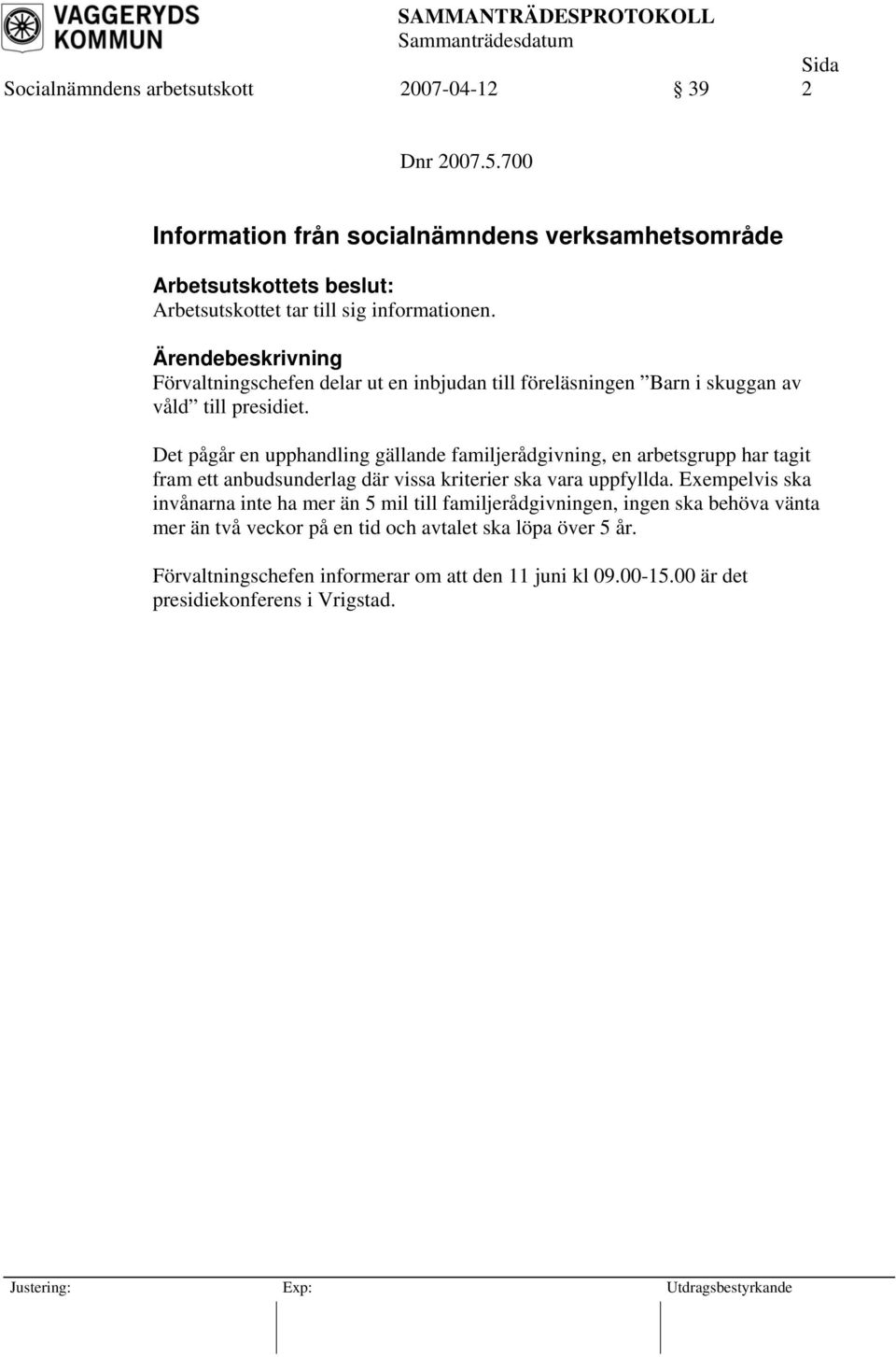 Förvaltningschefen delar ut en inbjudan till föreläsningen Barn i skuggan av våld till presidiet.