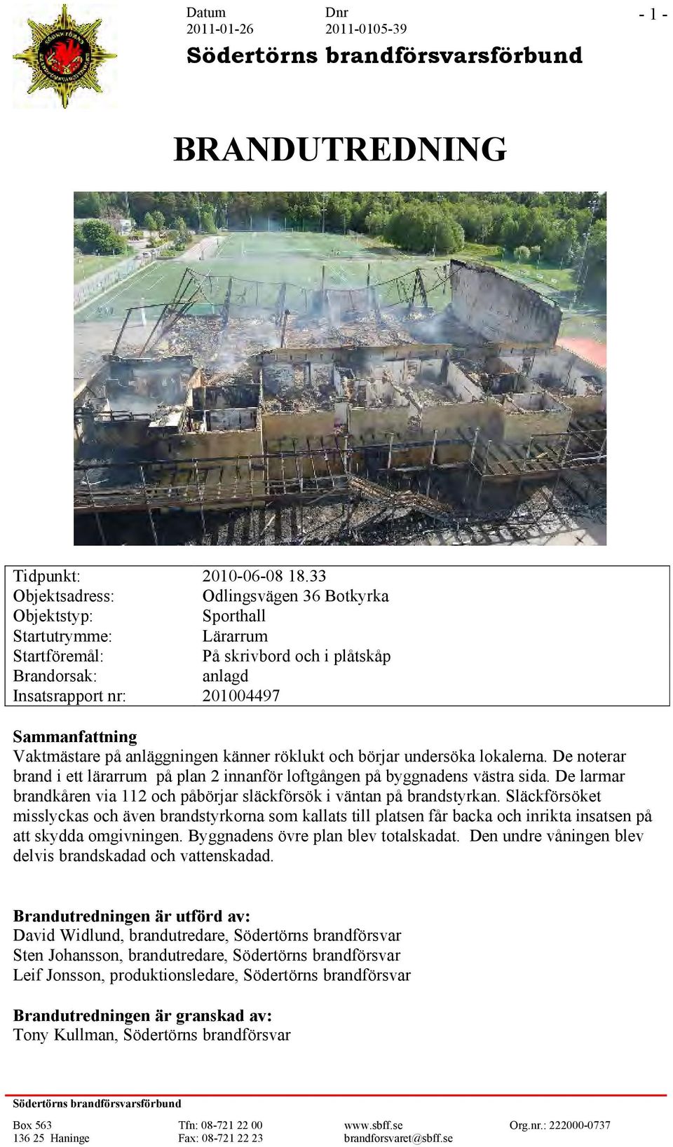 Vaktmästare på anläggningen känner röklukt och börjar undersöka lokalerna. De noterar brand i ett lärarrum på plan 2 innanför loftgången på byggnadens västra sida.