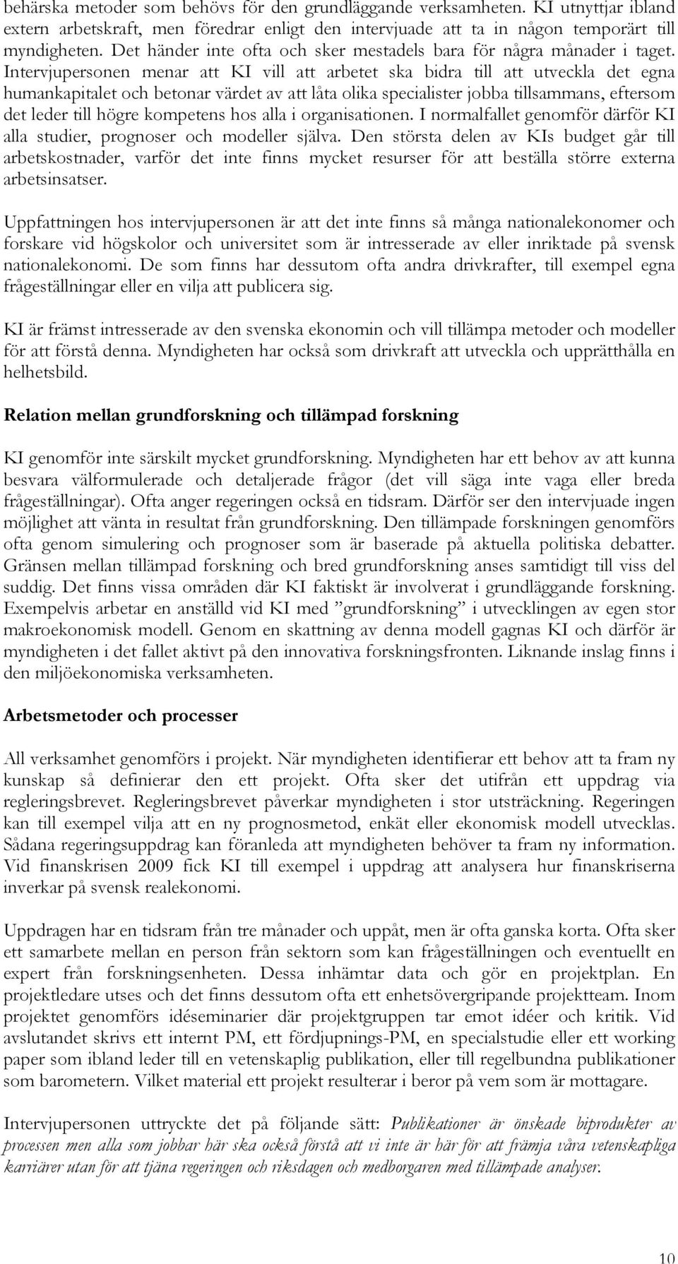 Intervjupersonen menar att KI vill att arbetet ska bidra till att utveckla det egna humankapitalet och betonar värdet av att låta olika specialister jobba tillsammans, eftersom det leder till högre