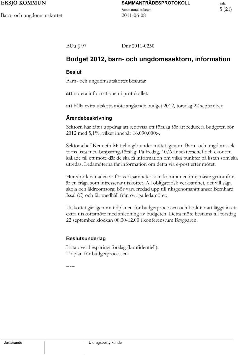 Sektorschef Kenneth Mattelin går under mötet igenom Barn- och ungdomssektorns lista med besparingsförslag.