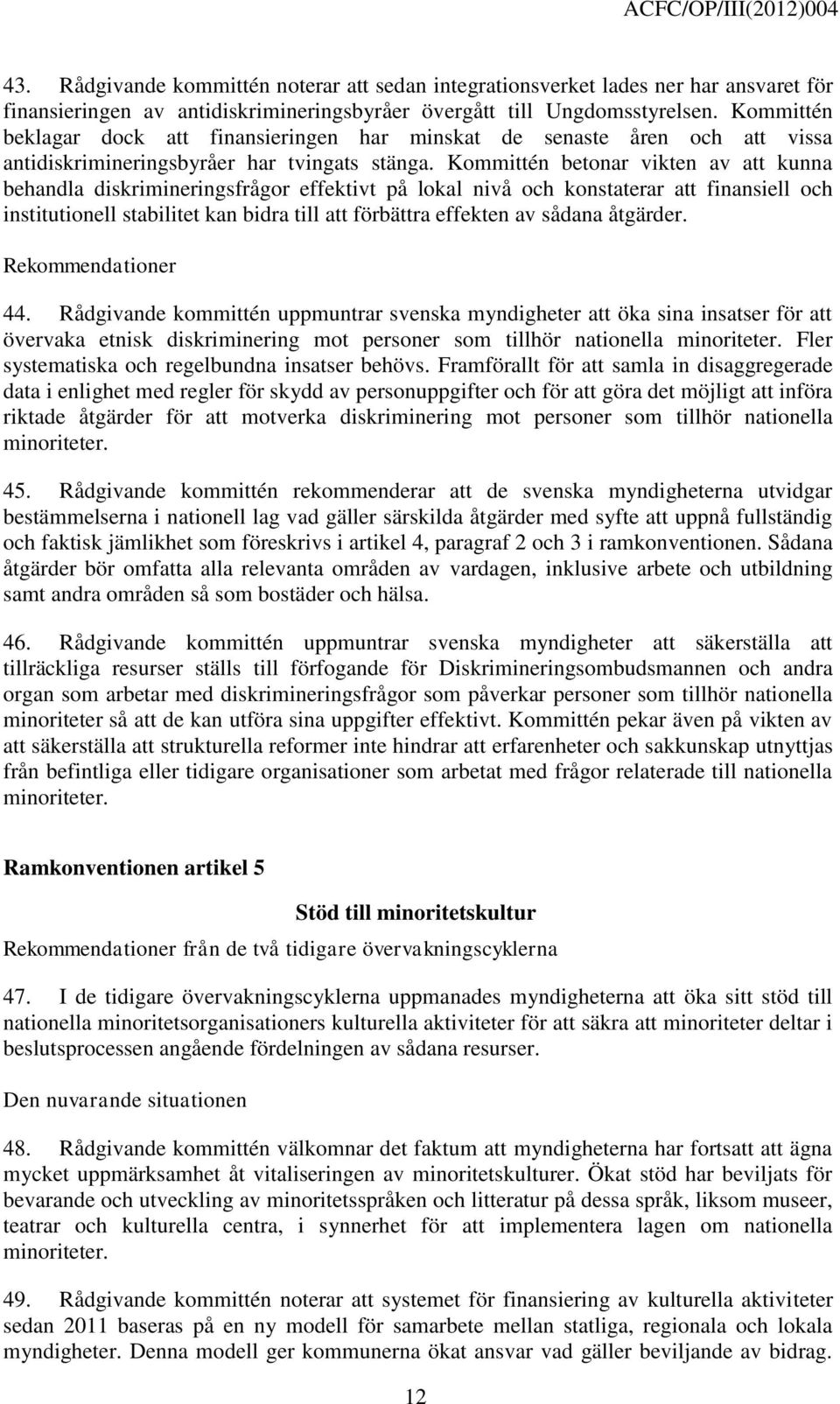 Kommittén betonar vikten av att kunna behandla diskrimineringsfrågor effektivt på lokal nivå och konstaterar att finansiell och institutionell stabilitet kan bidra till att förbättra effekten av
