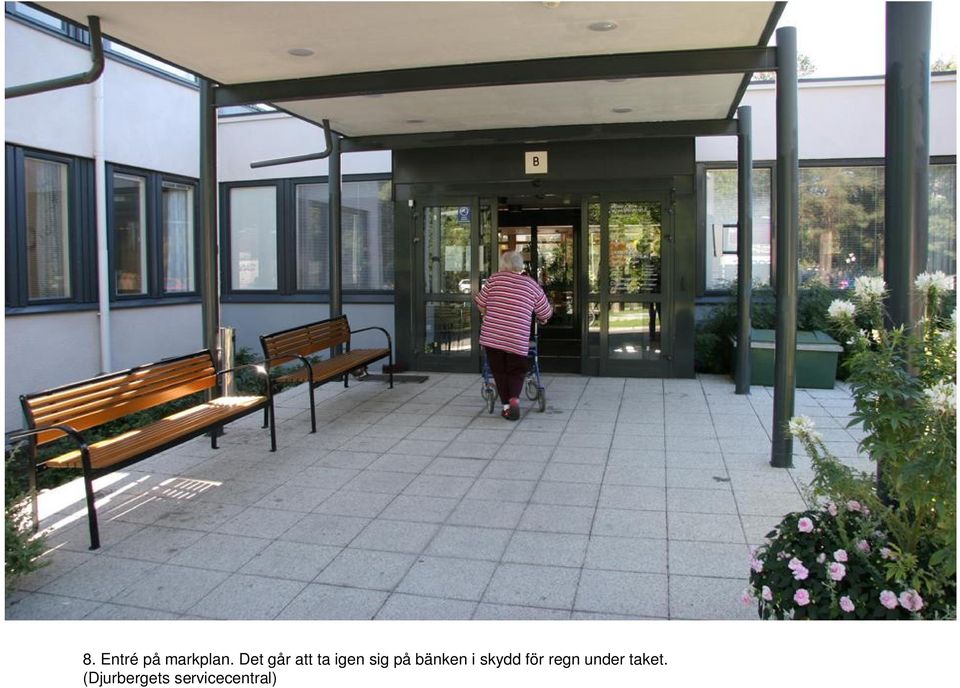 bänken i skydd för regn