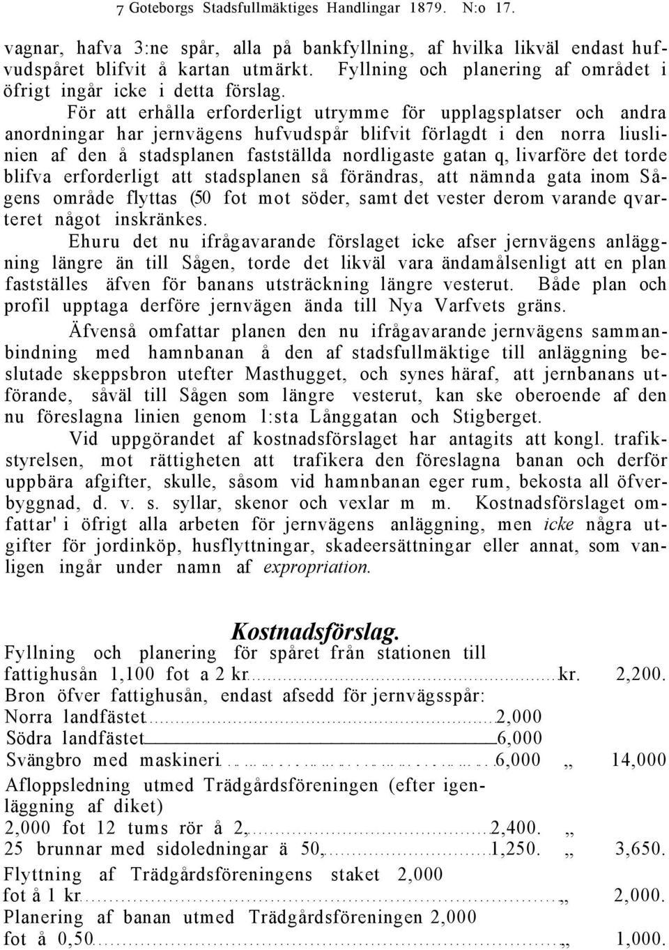 För att erhålla erforderligt utrymme för upplagsplatser och andra anordningar har jernvägens hufvudspår blifvit förlagdt i den norra liuslinien af den å stadsplanen fastställda nordligaste gatan q,