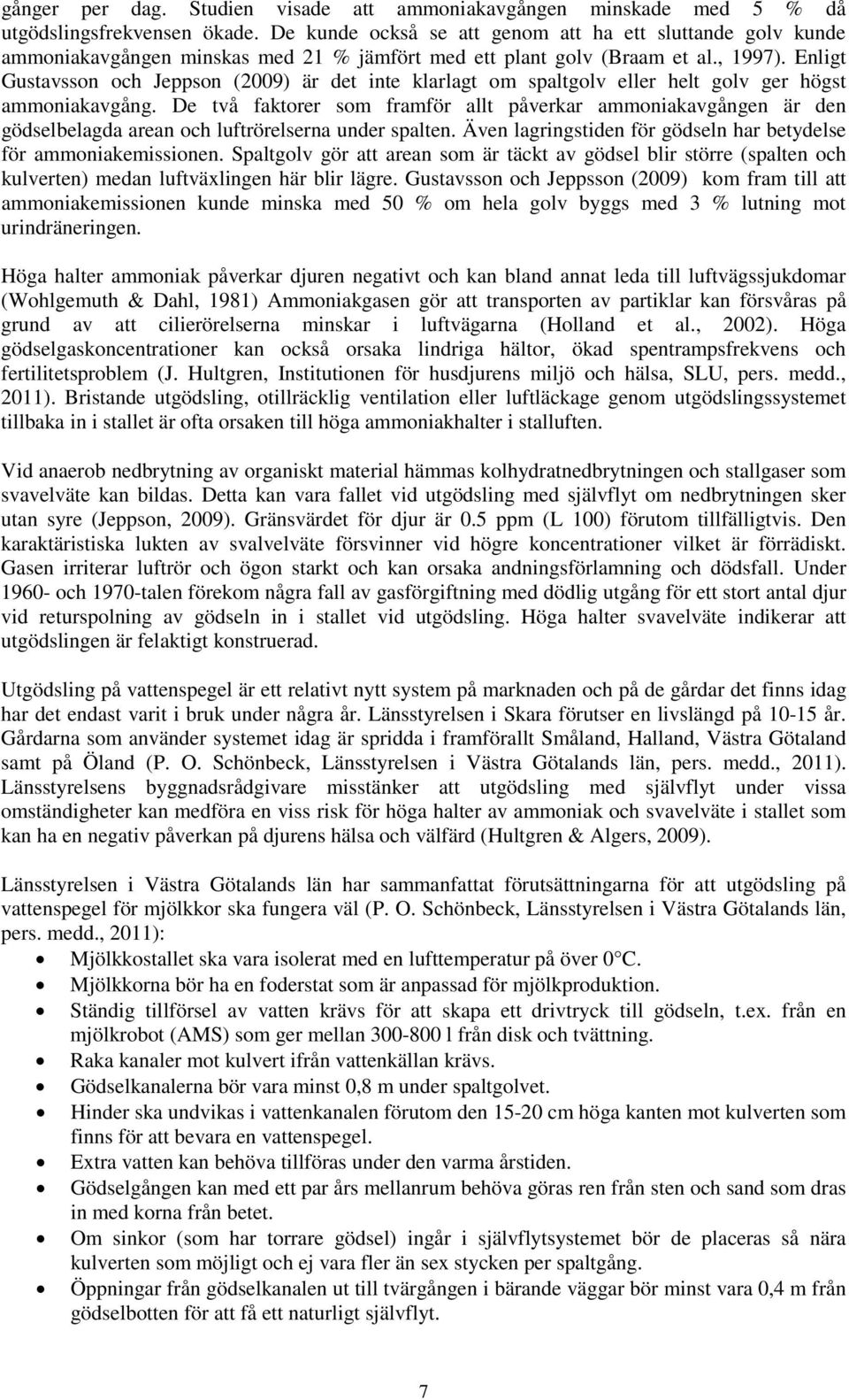 Enligt Gustavsson och Jeppson (2009) är det inte klarlagt om spaltgolv eller helt golv ger högst ammoniakavgång.
