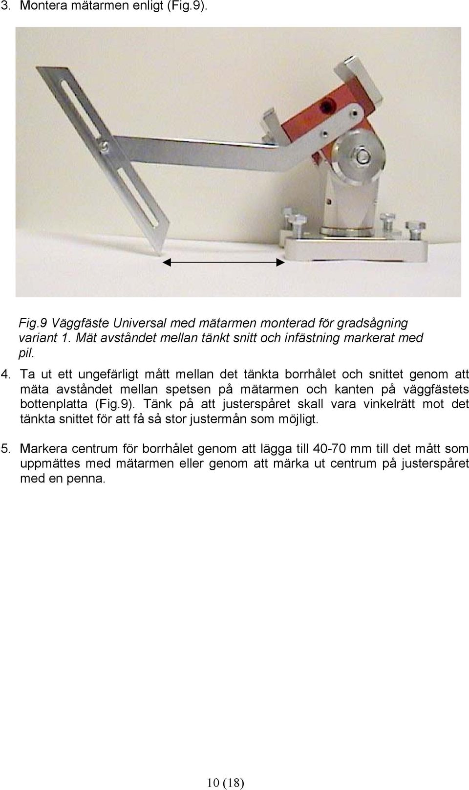 Ta ut ett ungefärligt mått mellan det tänkta borrhålet och snittet genom att mäta avståndet mellan spetsen på mätarmen och kanten på väggfästets bottenplatta