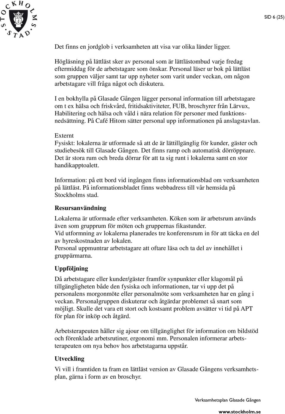 I en bokhylla på Glasade Gången lägger personal information till arbetstagare om t ex hälsa och friskvård, fritidsaktiviteter, FUB, broschyrer från Lärvux, Habilitering och hälsa och våld i nära