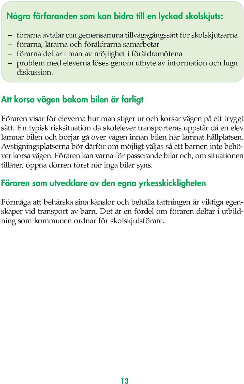 Att korsa vägen bakom bilen är farligt Föraren visar för eleverna hur man stiger ur och korsar vägen på ett tryggt sätt.