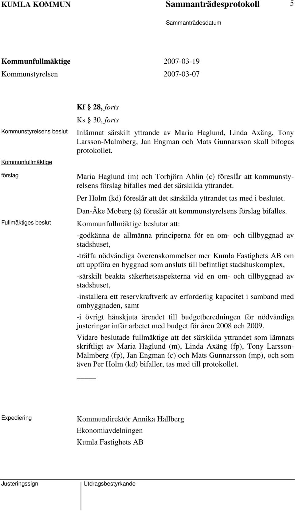 Per Holm (kd) föreslår att det särskilda yttrandet tas med i beslutet. Dan-Åke Moberg (s) föreslår att kommunstyrelsens förslag bifalles.