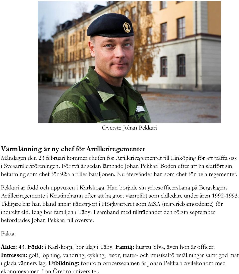 Pekkari är född och uppvuxen i Karlskoga. Han började sin yrkesofficersbana på Bergslagens Artilleriregemente i Kristinehamn efter att ha gjort värnplikt som eldledare under åren 1992-1993.