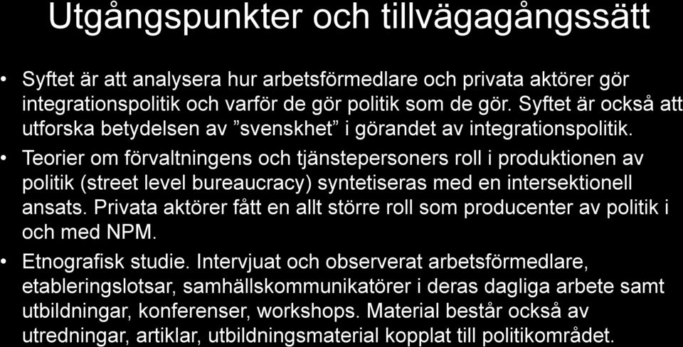 Teorier om förvaltningens och tjänstepersoners roll i produktionen av politik (street level bureaucracy) syntetiseras med en intersektionell ansats.