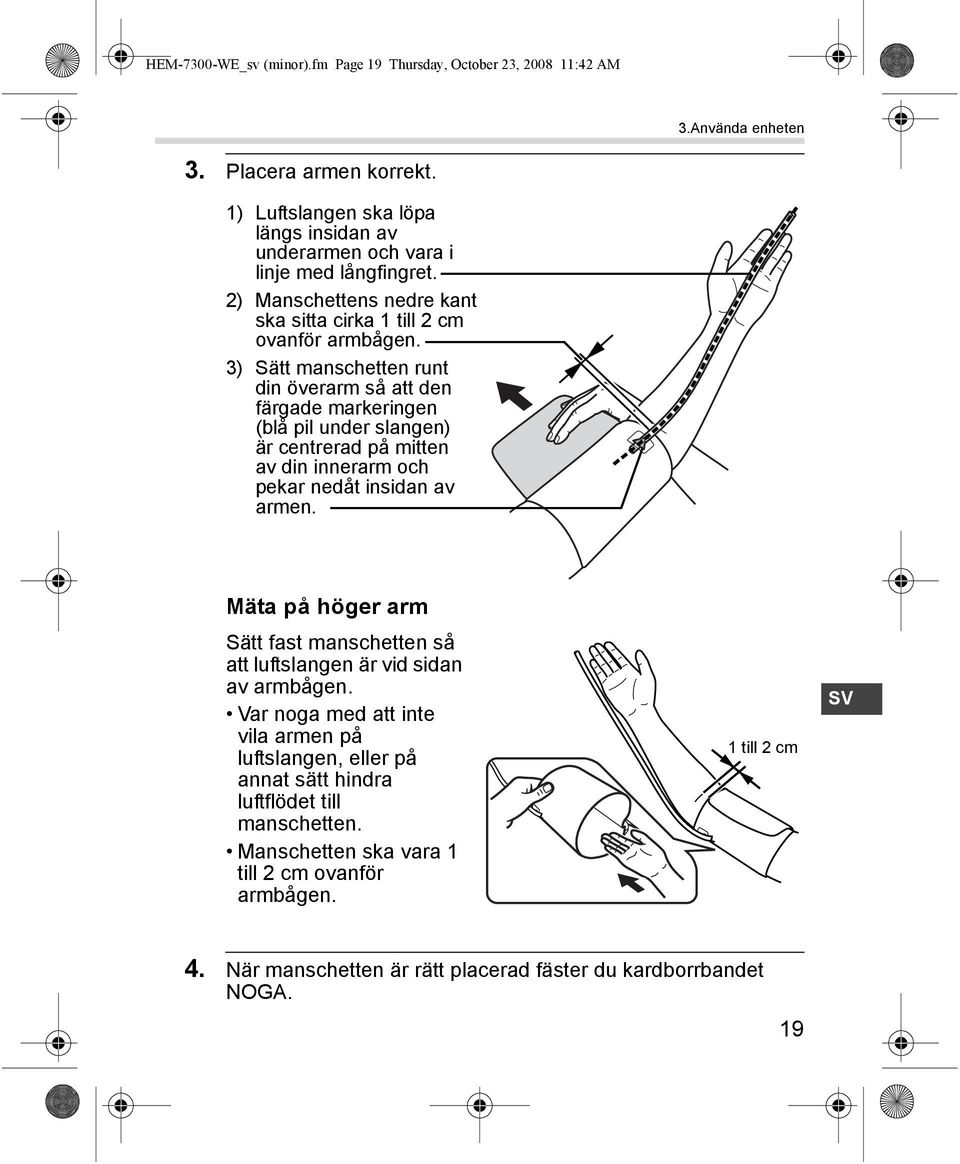 3) Sätt manschetten runt din överarm så att den färgade markeringen (blå pil under slangen) är centrerad på mitten av din innerarm och pekar nedåt insidan av armen.