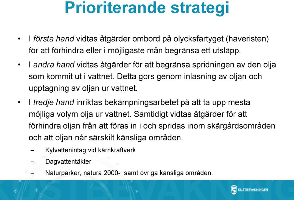 I tredje hand inriktas bekämpningsarbetet på att ta upp mesta möjliga volym olja ur vattnet.