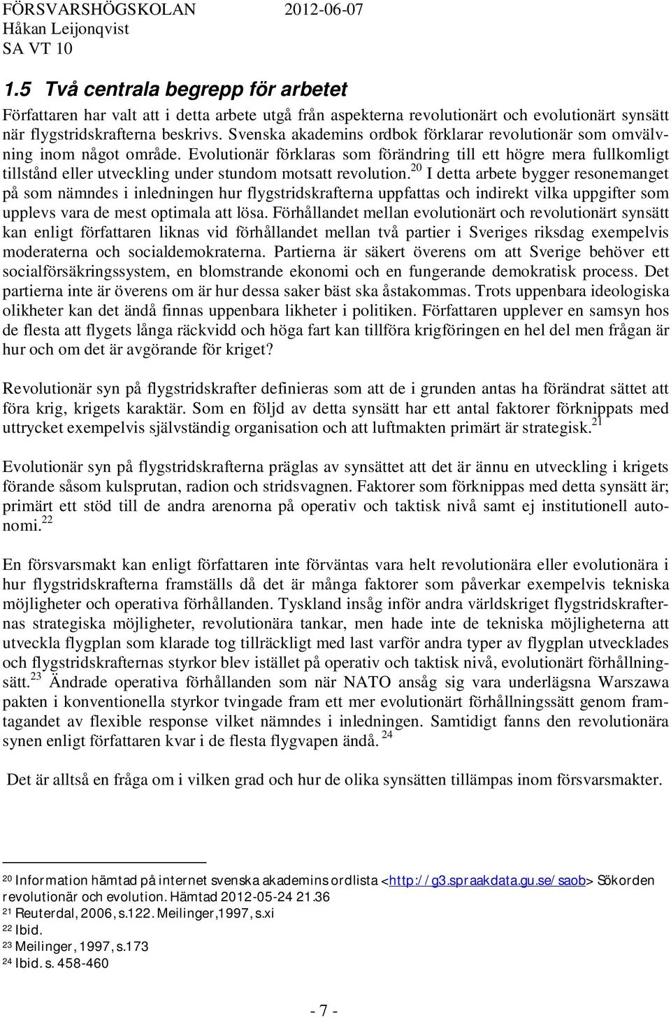 Evolutionär förklaras som förändring till ett högre mera fullkomligt tillstånd eller utveckling under stundom motsatt revolution.
