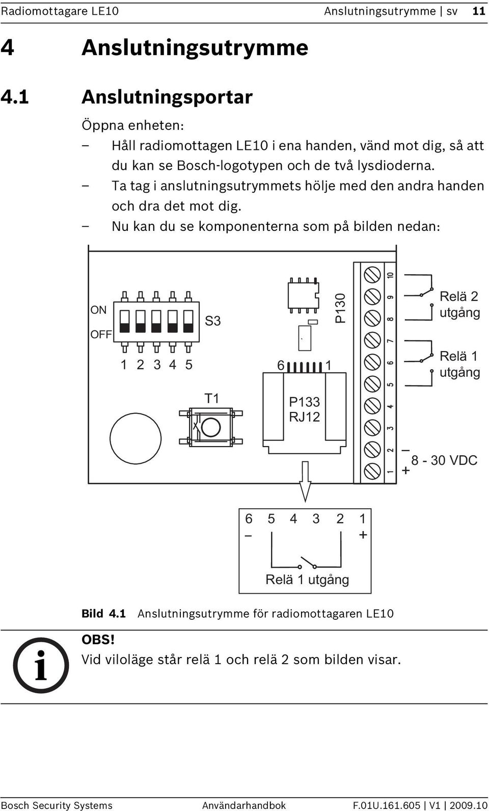 Ta tag i anslutningsutrymmets hölje med den andra handen och dra det mot dig.