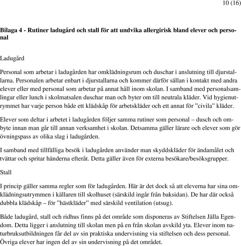 I samband med personalsamlingar eller lunch i skolmatsalen duschar man och byter om till neutrala kläder.