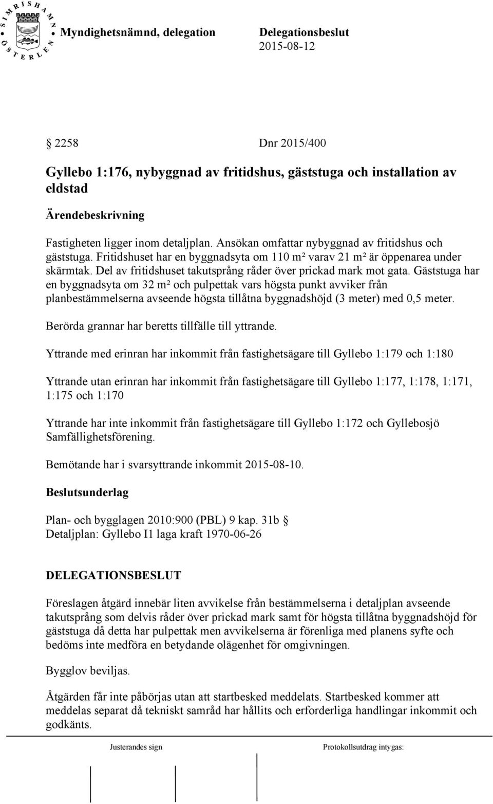 Del av fritidshuset takutsprång råder över prickad mark mot gata.