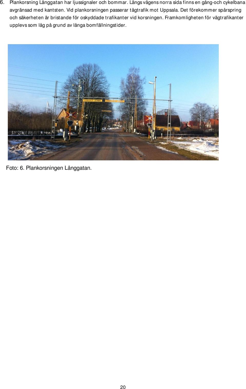 Vid plankorsningen passerar tågtrafik mot Uppsala.