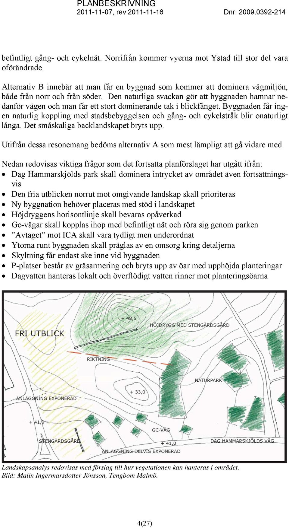 Den naturliga svackan gör att byggnaden hamnar nedanför vägen och man får ett stort dominerande tak i blickfånget.