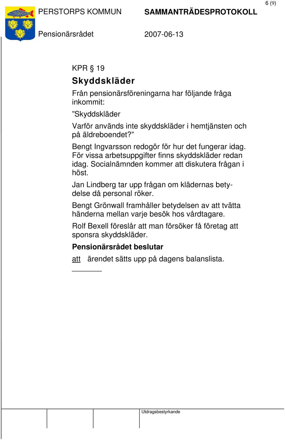 Socialnämnden kommer att diskutera frågan i höst. Jan Lindberg tar upp frågan om klädernas betydelse då personal röker.