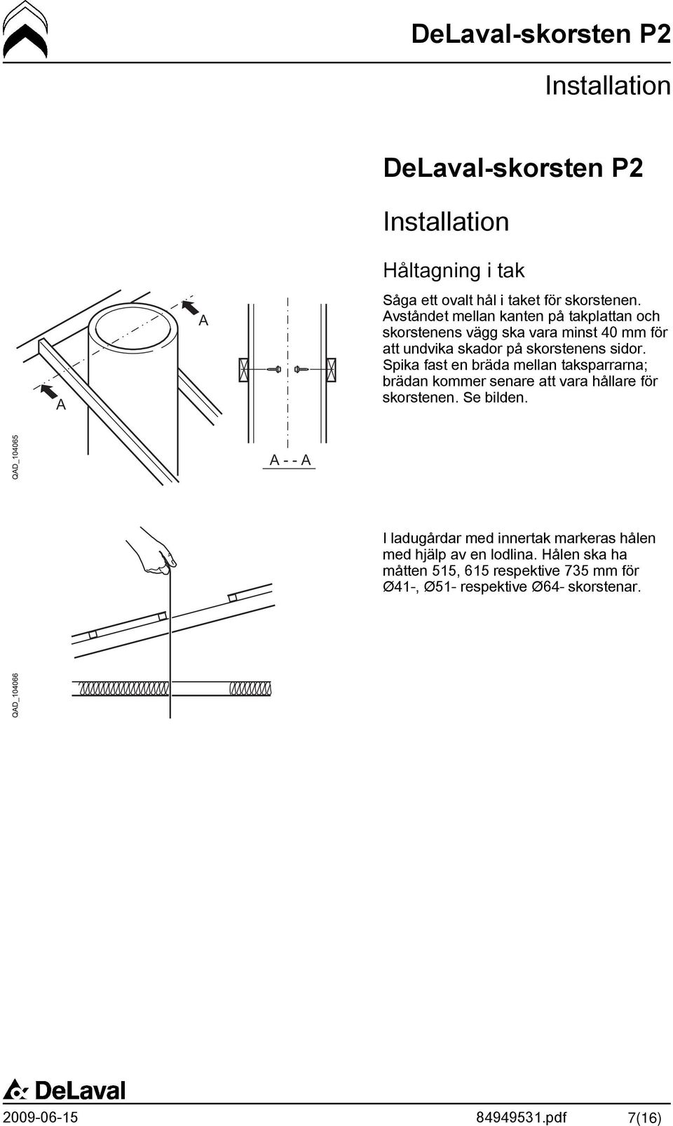 Spika fast en bräda mellan taksparrarna; brädan kommer senare att vara hållare för skorstenen. Se bilden.